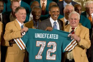 Don Shula stand with President Obama along with the 1972 undefeated Miami Dolphins team